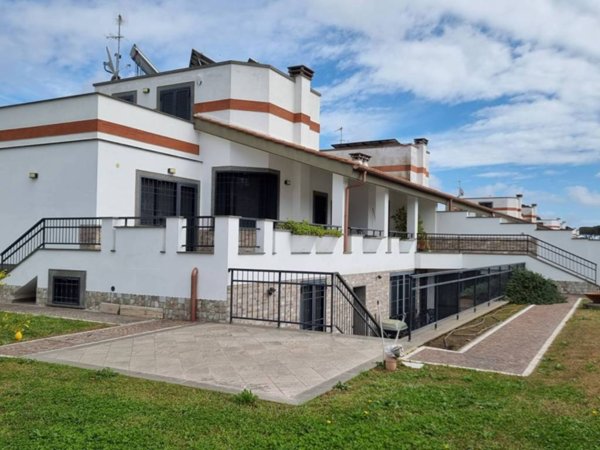 casa indipendente in vendita a Roma in zona Infernetto