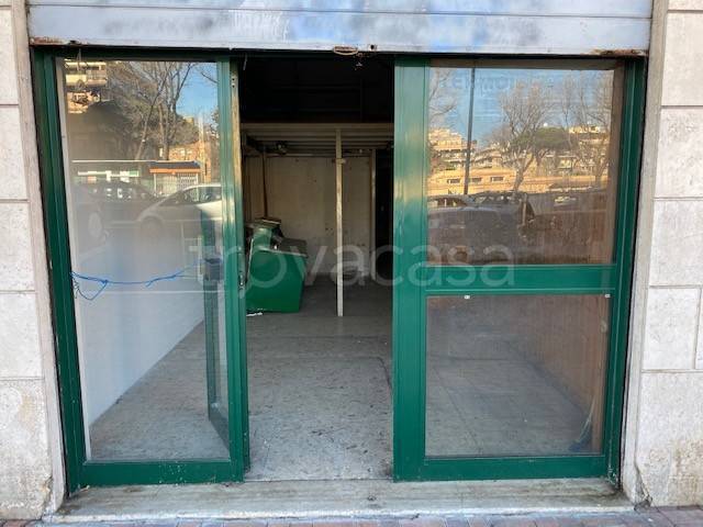 negozio in vendita a Roma in zona Ostia