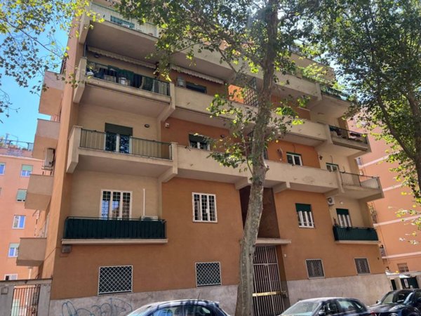 appartamento in vendita a Roma in zona Appio Latino