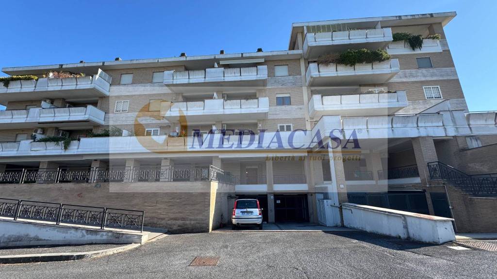 locale commerciale in vendita a Roma in zona La Storta