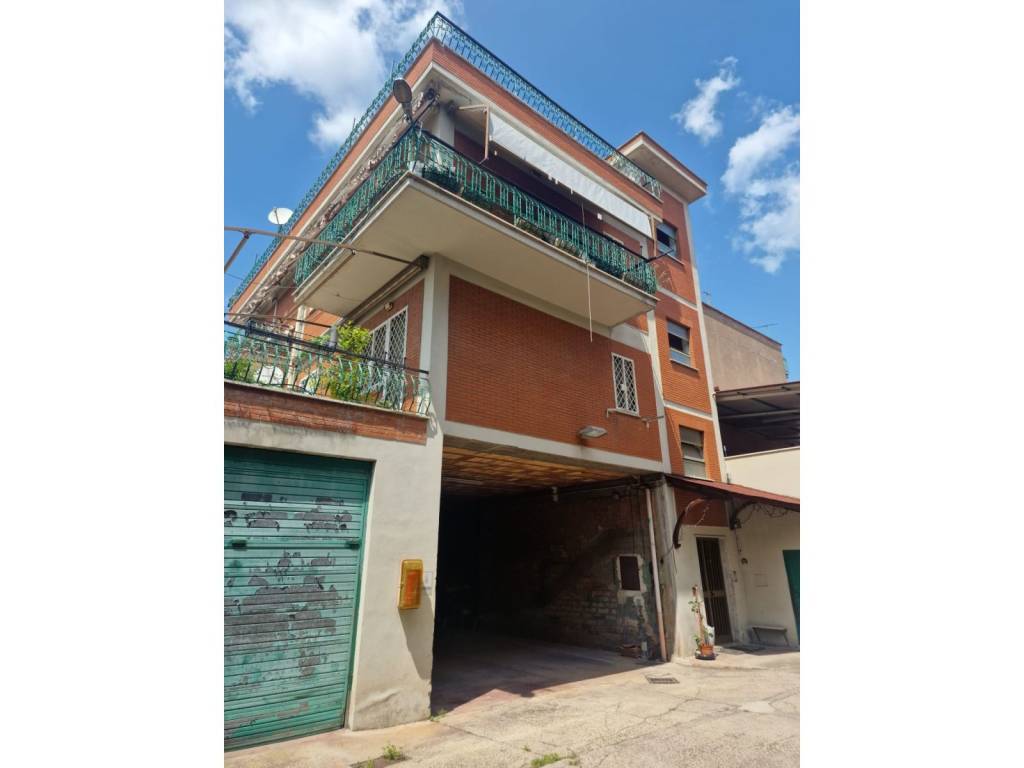 appartamento in vendita a Roma in zona Torre Angela
