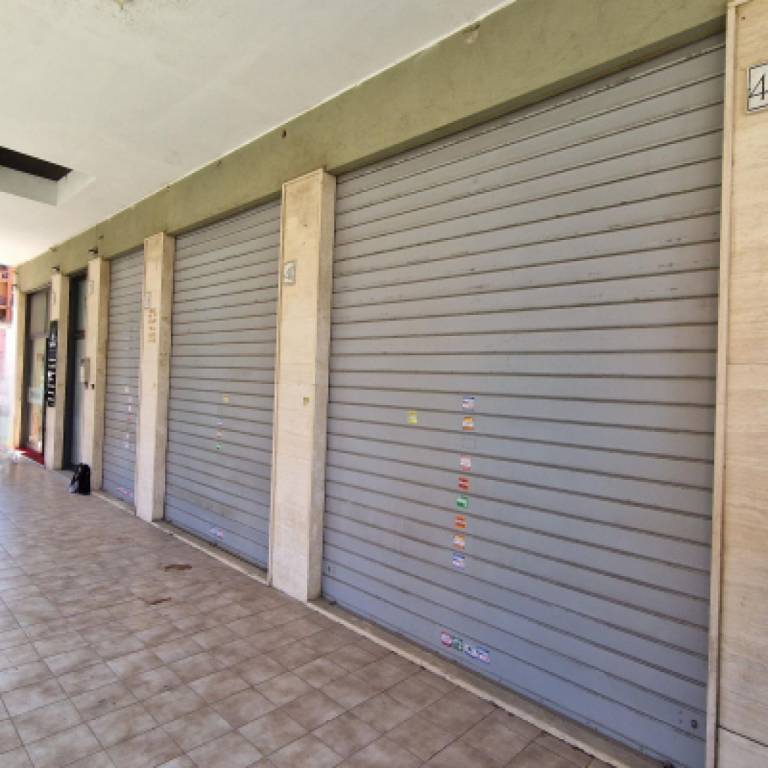 negozio in vendita a Roma in zona Monte Sacro/Talenti