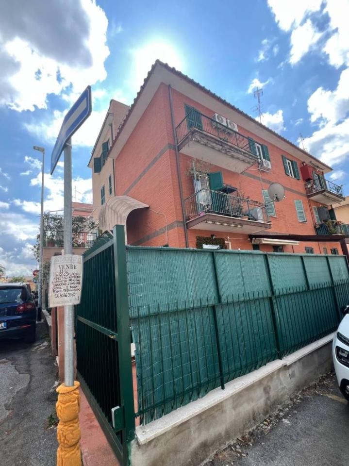 appartamento in vendita a Roma in zona Tomba di Nerone