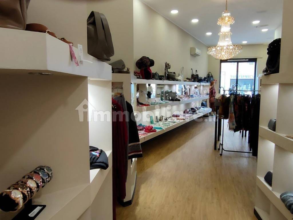 negozio in vendita a Roma in zona Ostia