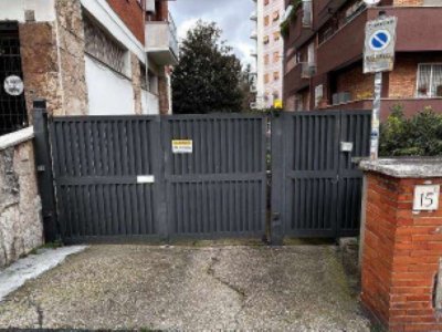 locale commerciale in vendita a Roma in zona Giuliano Dalmata