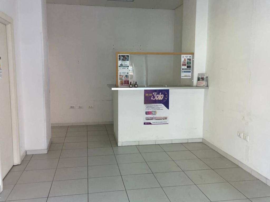 negozio in vendita a Roma in zona Colle del Sole
