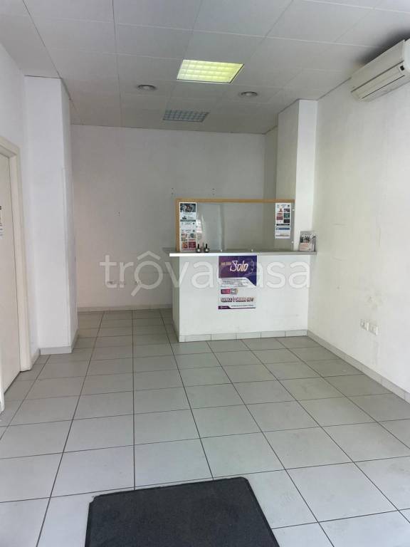 negozio in vendita a Roma in zona Colle del Sole
