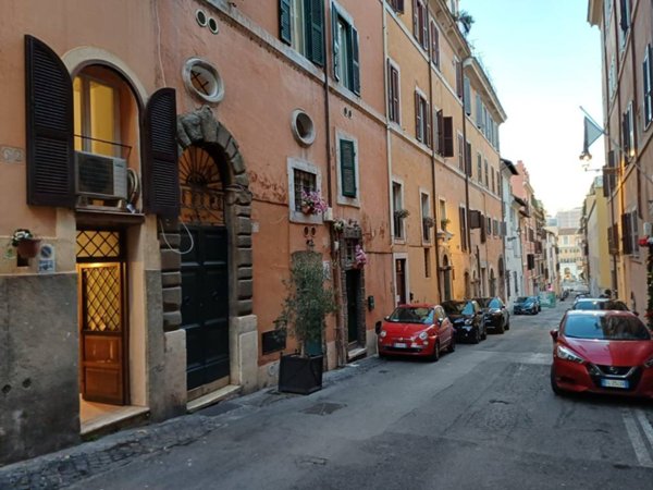 appartamento in vendita a Roma in zona Trevi-Colonna