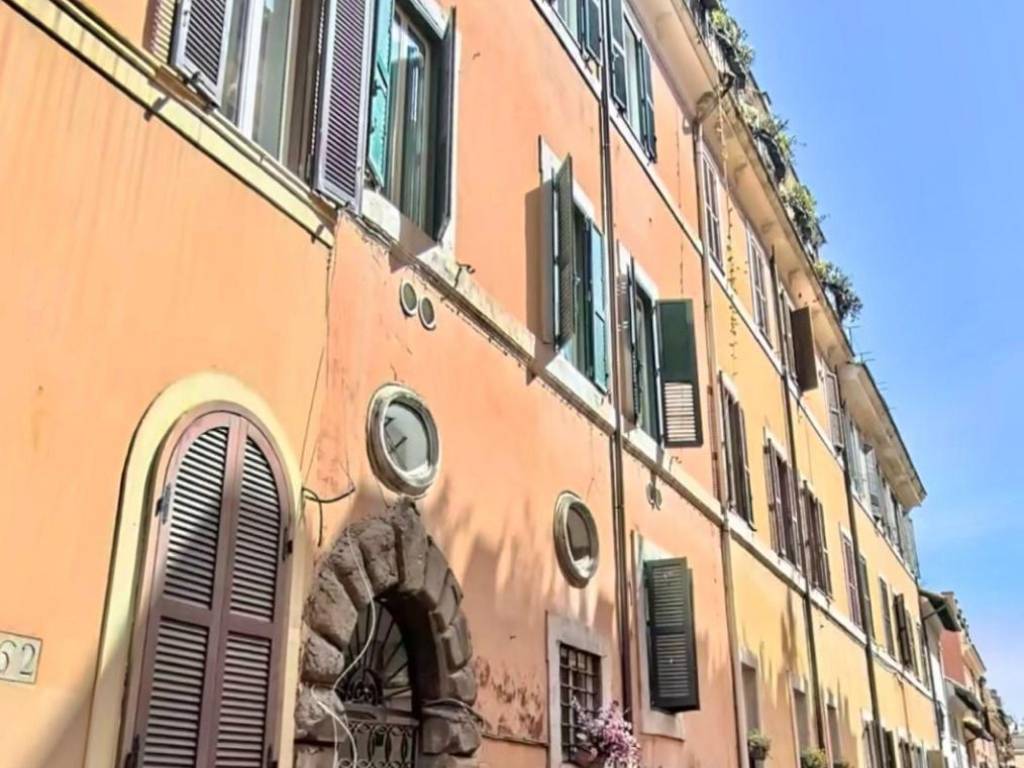 appartamento in vendita a Roma in zona Trevi-Colonna