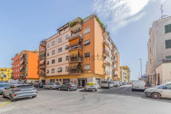 locale commerciale in vendita a Roma in zona Prenestino-Centocelle