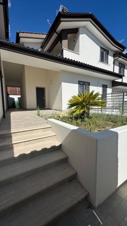 casa indipendente in vendita a Roma in zona Valle Santa