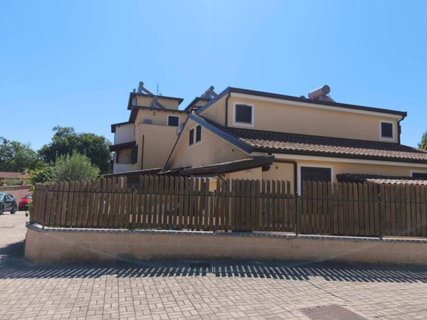 casa indipendente in vendita a Roma in zona Pantan Monastero