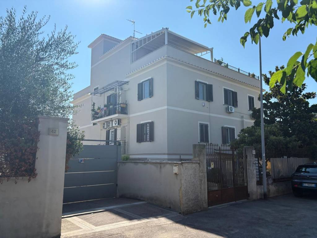 appartamento in vendita a Roma in zona Osteria del Curato