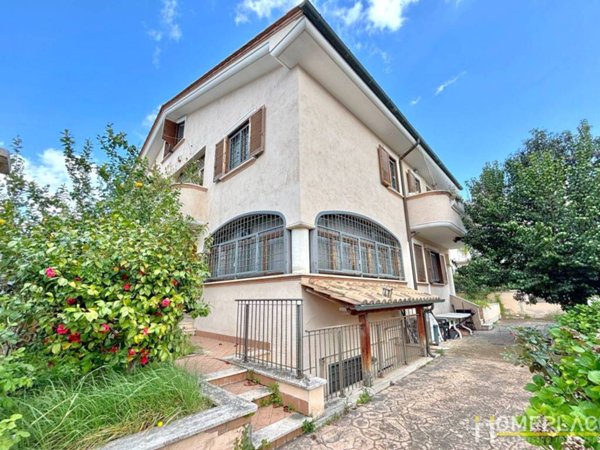 casa indipendente in vendita a Roma in zona Finocchio