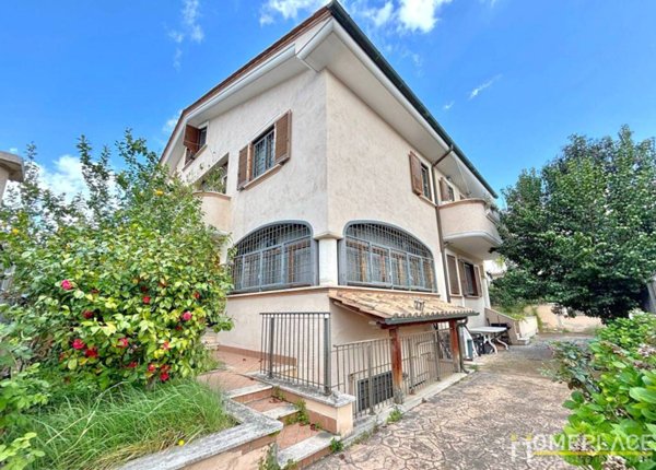 casa indipendente in vendita a Roma in zona Finocchio