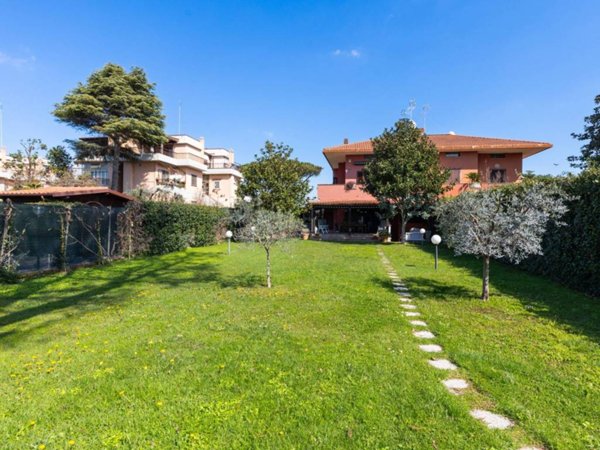 casa indipendente in vendita a Roma in zona Axa