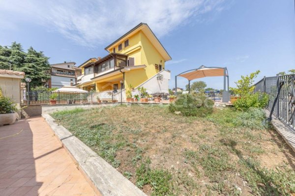 appartamento in vendita a Roma in zona Lunghezza