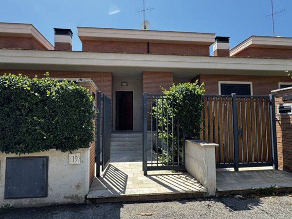 casa indipendente in vendita a Roma in zona Lunghezza