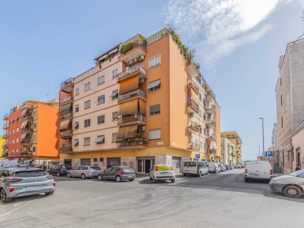 negozio in vendita a Roma in zona Prenestino-Centocelle