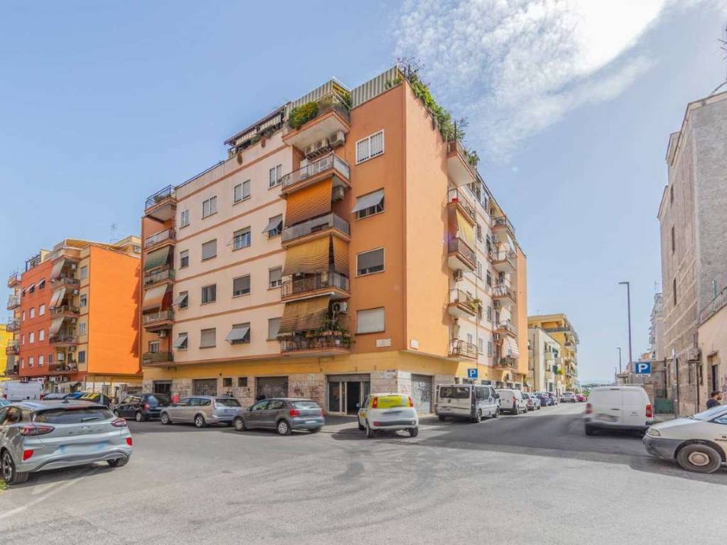 negozio in vendita a Roma in zona Prenestino-Centocelle