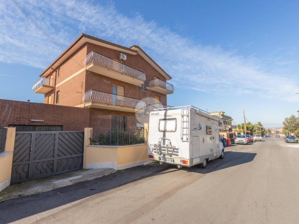 appartamento in vendita a Roma in zona Giardini di Corcolle
