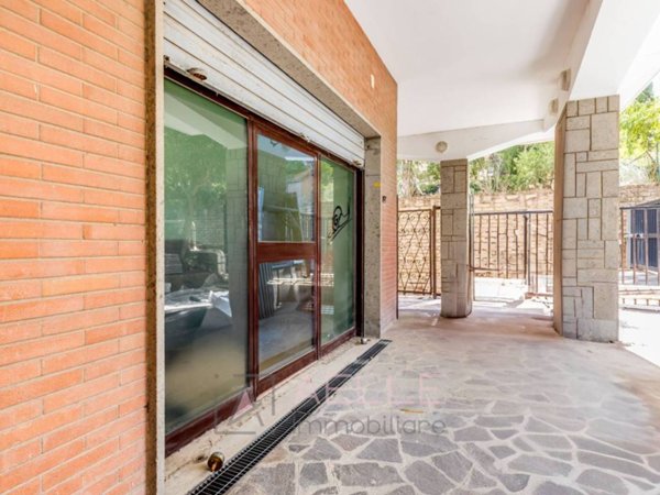 negozio in vendita a Roma in zona Acilia
