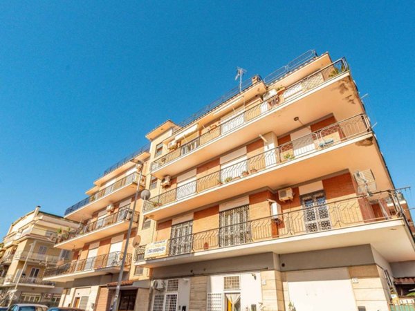 appartamento in vendita a Roma in zona Torre Angela