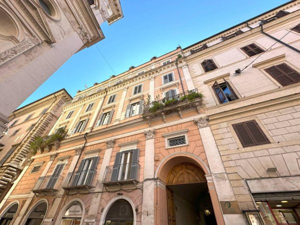 appartamento in vendita a Roma in zona Parione/Sant'Eustachio