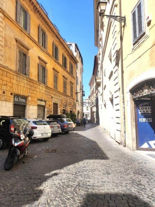 negozio in vendita a Roma in zona Parione/Sant'Eustachio