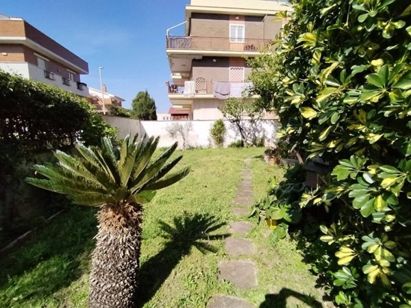 casa indipendente in vendita a Roma in zona Ostia
