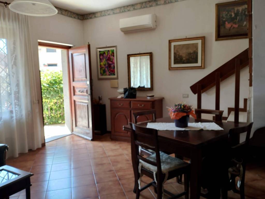 casa indipendente in vendita a Roma in zona Ostia
