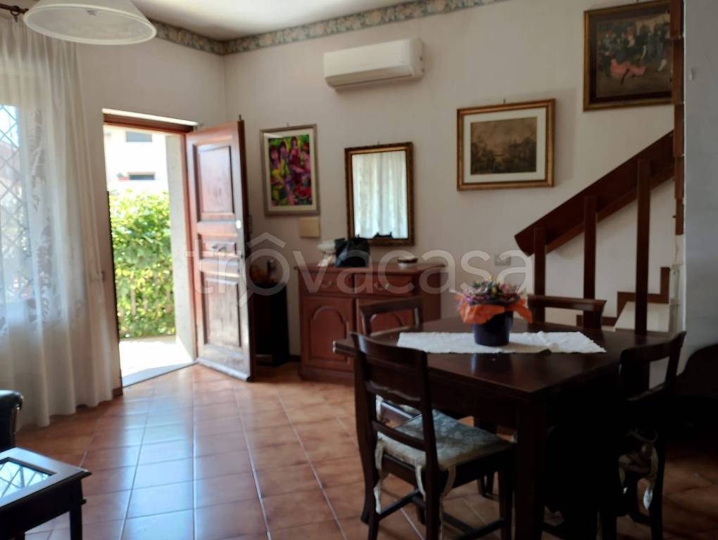casa indipendente in vendita a Roma in zona Ostia