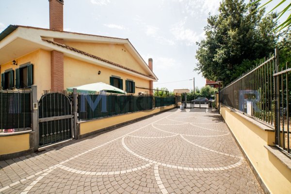 pentavano in vendita a Roma in zona Spregamore