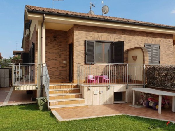 casa semindipendente in vendita a Roma in zona Giardini di Corcolle