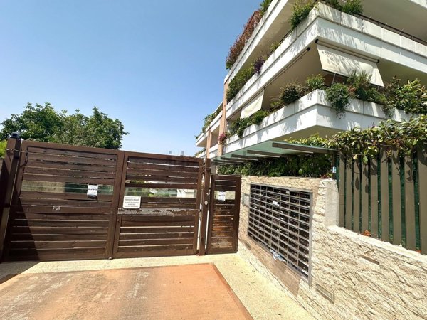 appartamento in vendita a Roma in zona Valle Muricana