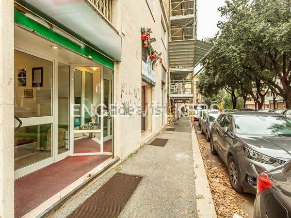 locale commerciale in vendita a Roma in zona Ardeatino