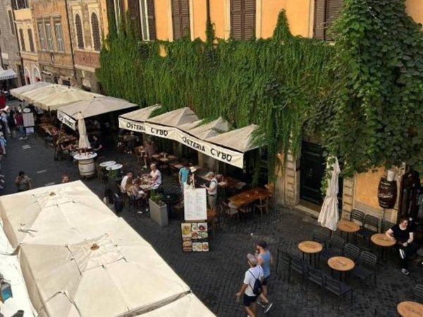 negozio in vendita a Roma in zona Parione/Sant'Eustachio