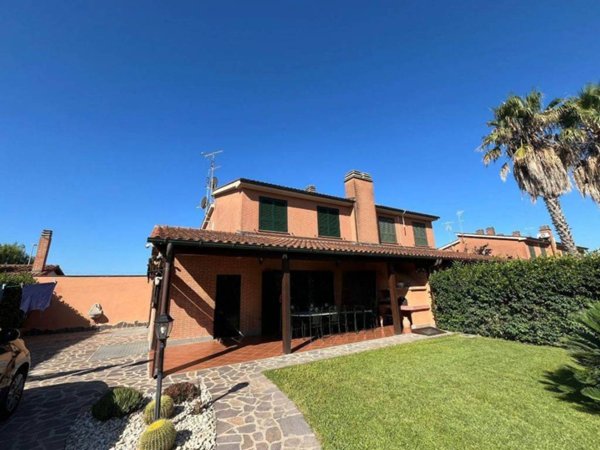 casa indipendente in vendita a Roma in zona Casal Palocco