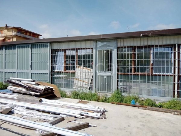 locale commerciale in vendita a Roma in zona Casalotti