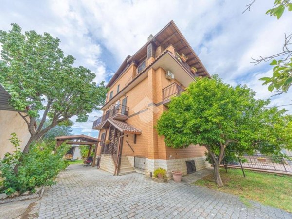 casa indipendente in vendita a Roma in zona Finocchio