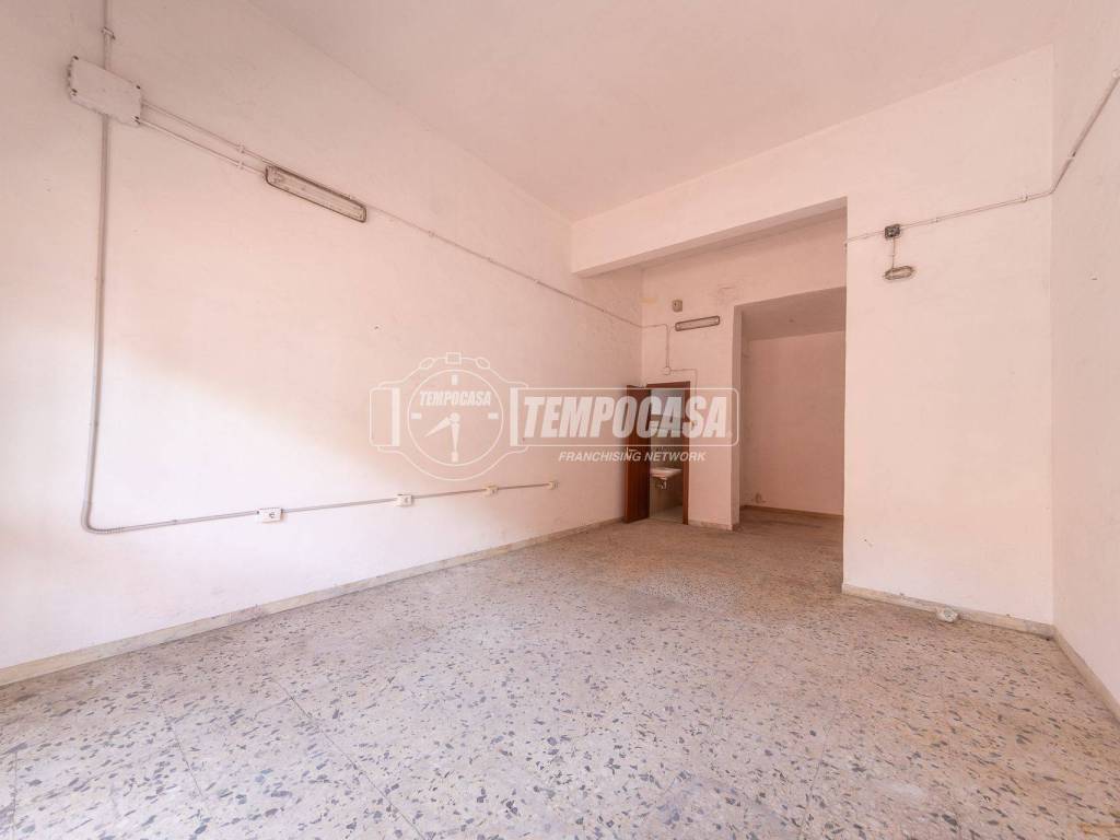 negozio in vendita a Roma in zona Tuscolano