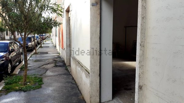 locale commerciale in vendita a Roma