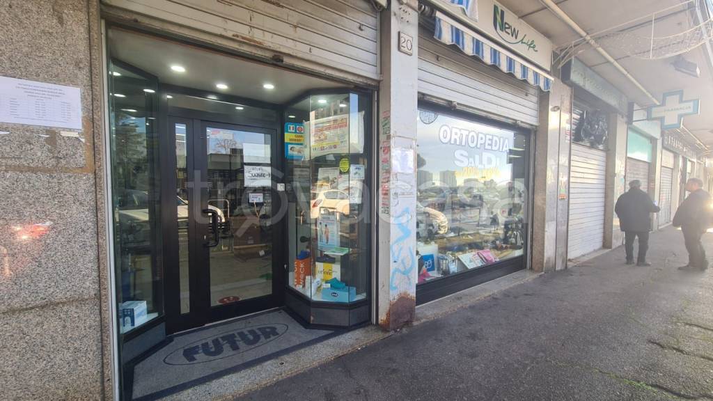 negozio in vendita a Roma in zona Torre Angela