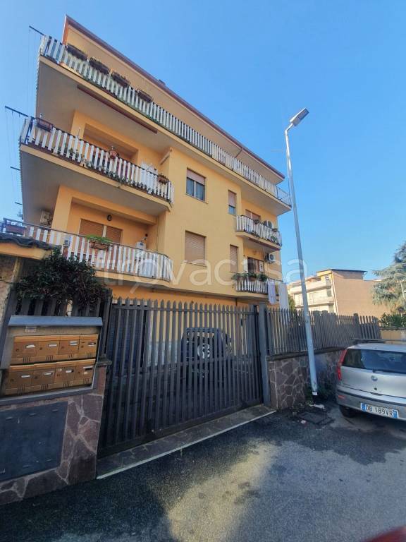 appartamento in vendita a Roma in zona Tor Bella Monaca