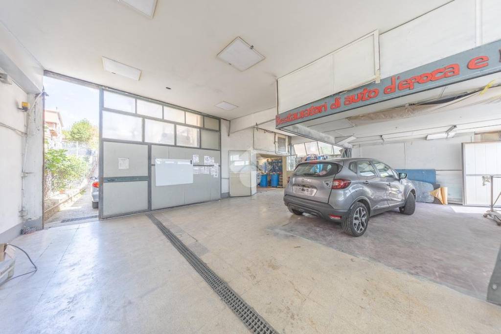 locale commerciale in vendita a Roma in zona Castelverde