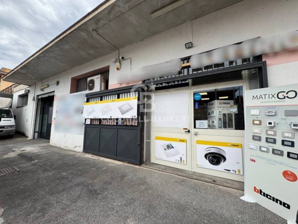 negozio in vendita a Roma in zona Borghesiana
