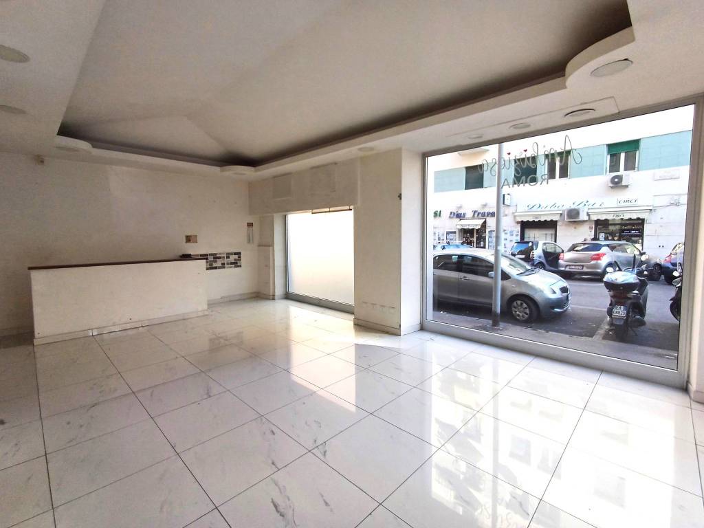negozio in vendita a Roma in zona Appio Latino