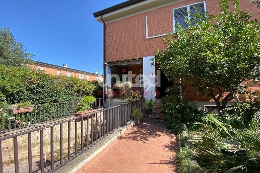 casa indipendente in vendita a Roma in zona Casal Palocco