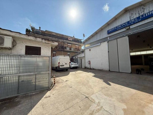 locale commerciale in vendita a Roma in zona Finocchio