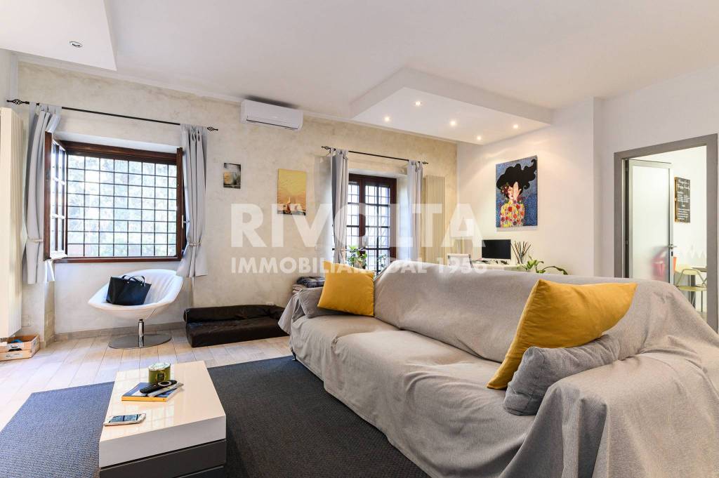 appartamento in vendita a Roma in zona Axa